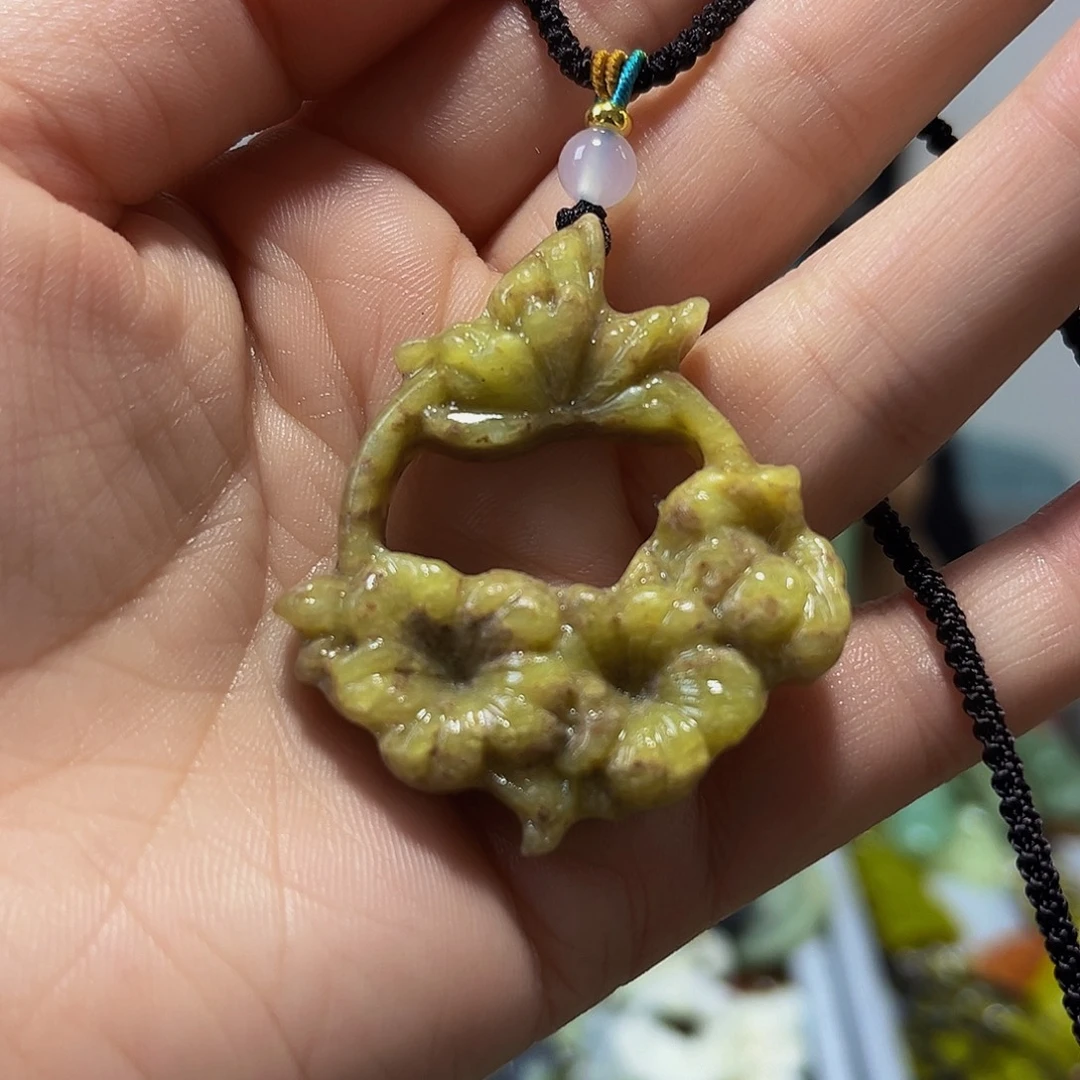 蛇纹石玉未镶嵌颈饰