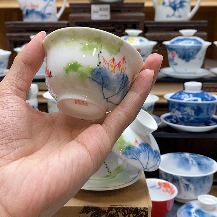 手绘五彩荷花压手杯85cc釉下彩微瑕福利款