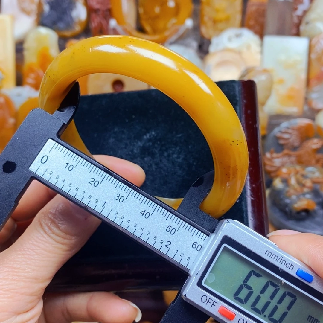 石英质玉（黄龙玉）颈饰未镶嵌