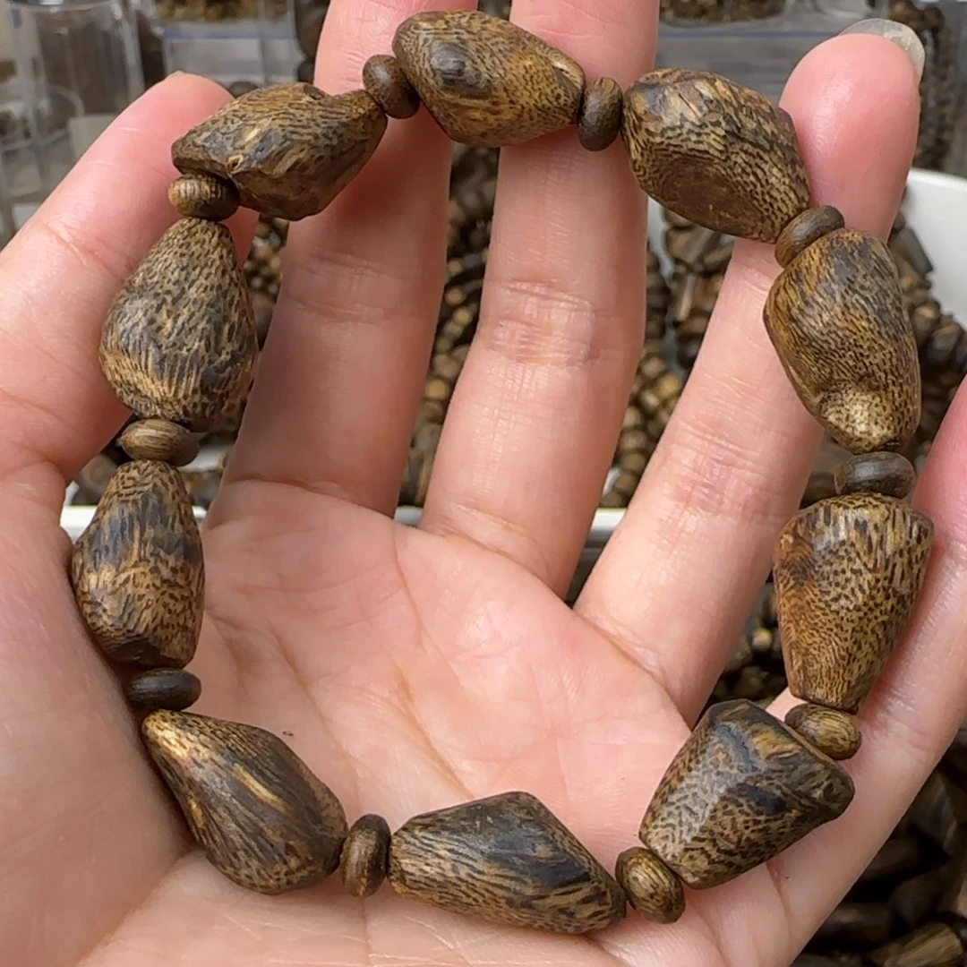 沉香手串点****字单圈树丁包头老料11.3克海南老白棋