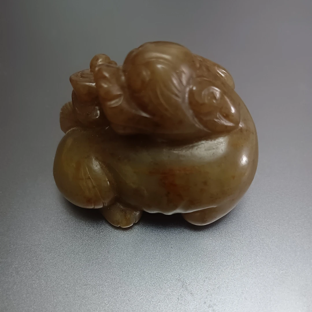 天然和田玉手工雕刻瑞兽把件可收藏