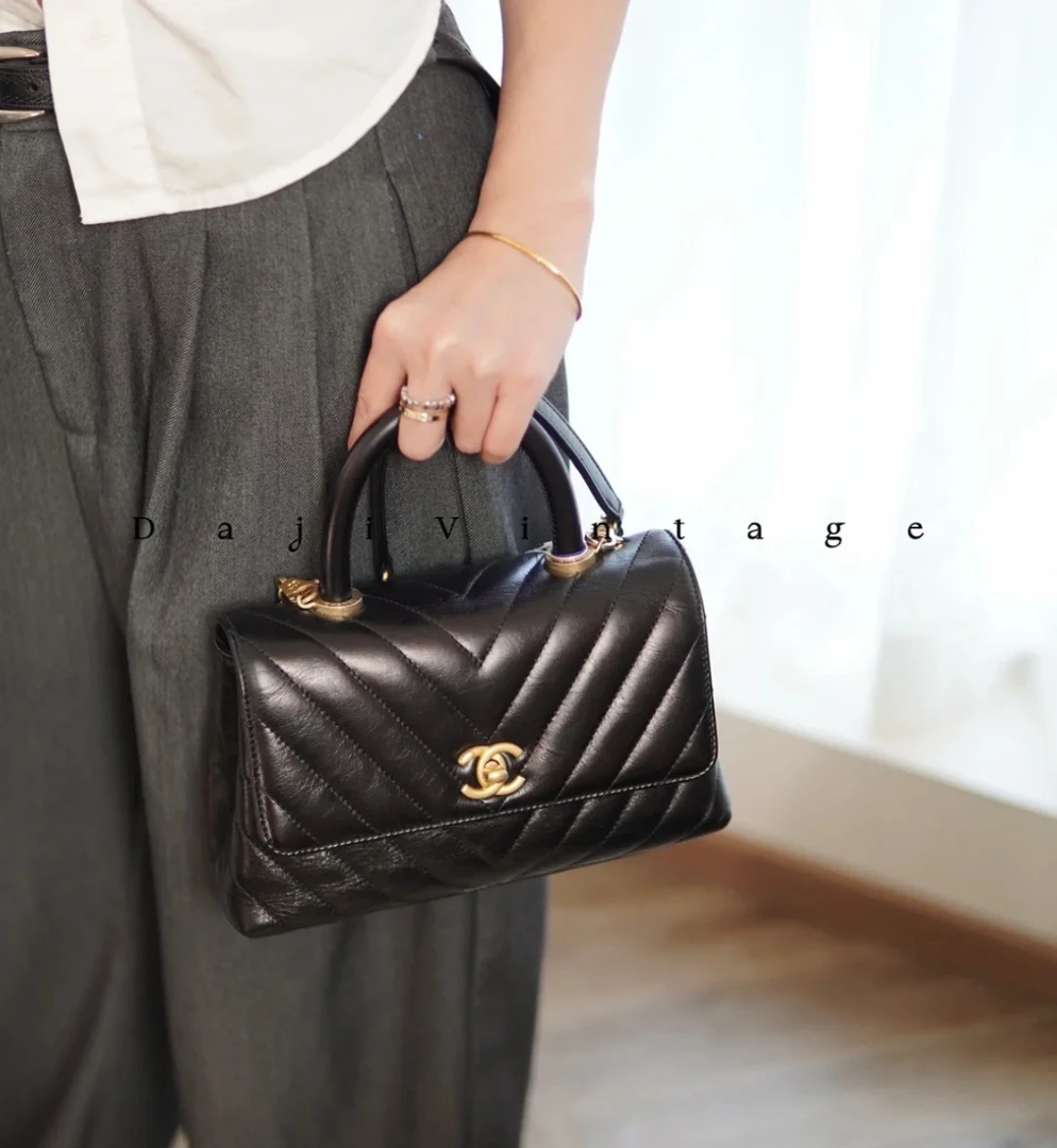 95新 Chanel/香奈儿 Lumi外场-黑金v纹cocohandle单肩包