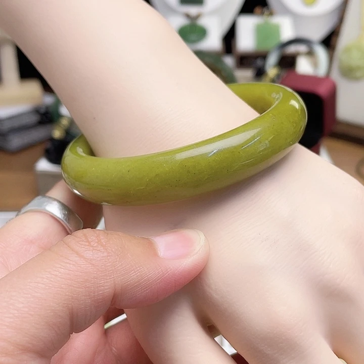 岫玉未镶嵌手镯62口径手镯