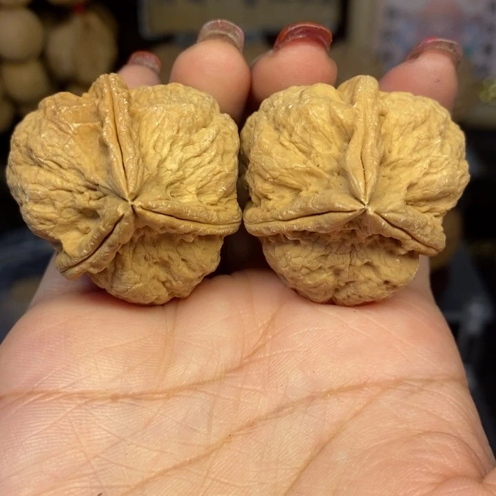 B***）吊坠文玩核桃43战斧三棱有沙眼微瑕