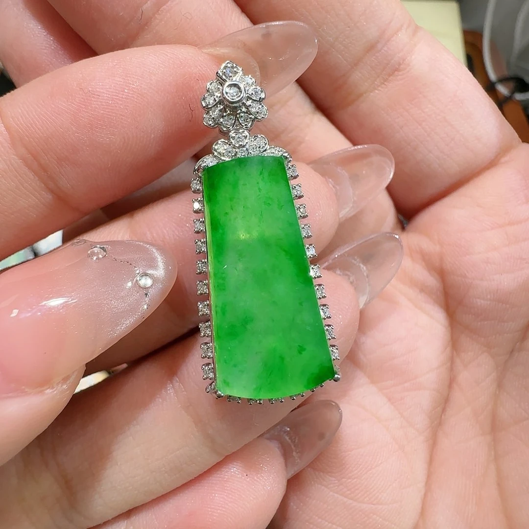 【闪购商品】颈饰18K金镶嵌翡翠