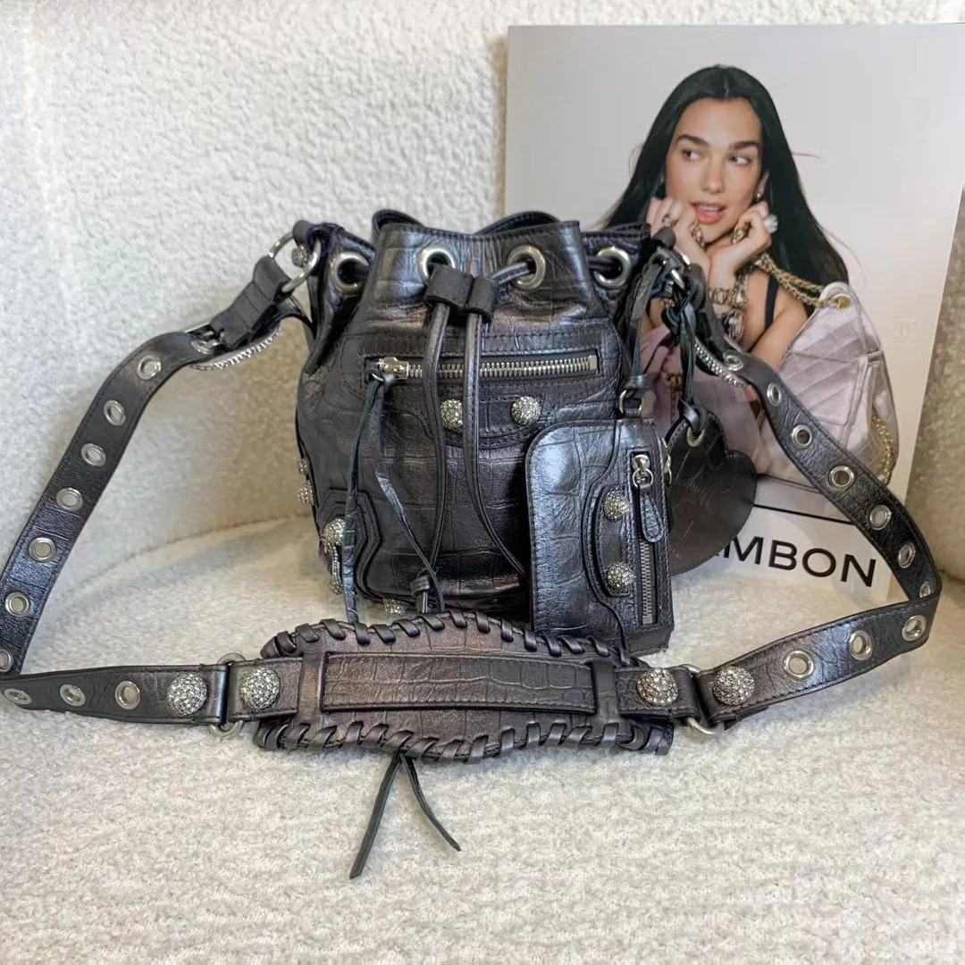 99新 Balenciaga/巴黎世家 壹臻湘/珠光灰钻扣抽绳水桶包43981098