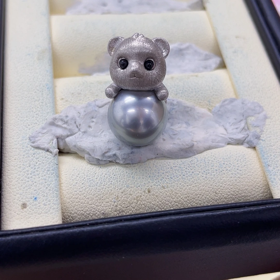 银S925镶嵌海水珍珠吊坠(不含链)铂金灰抱抱熊吊坠12mm