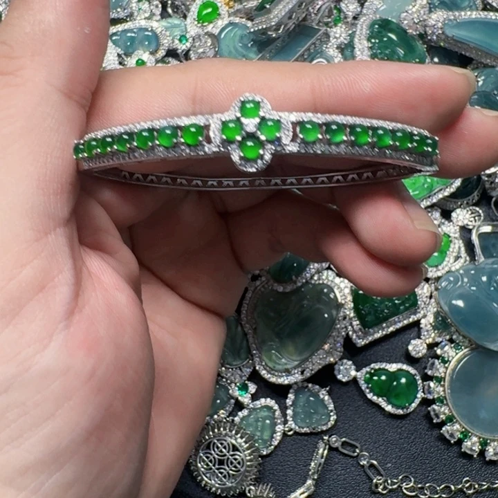 翡翠未镶嵌颈饰天然A货翡翠放漏