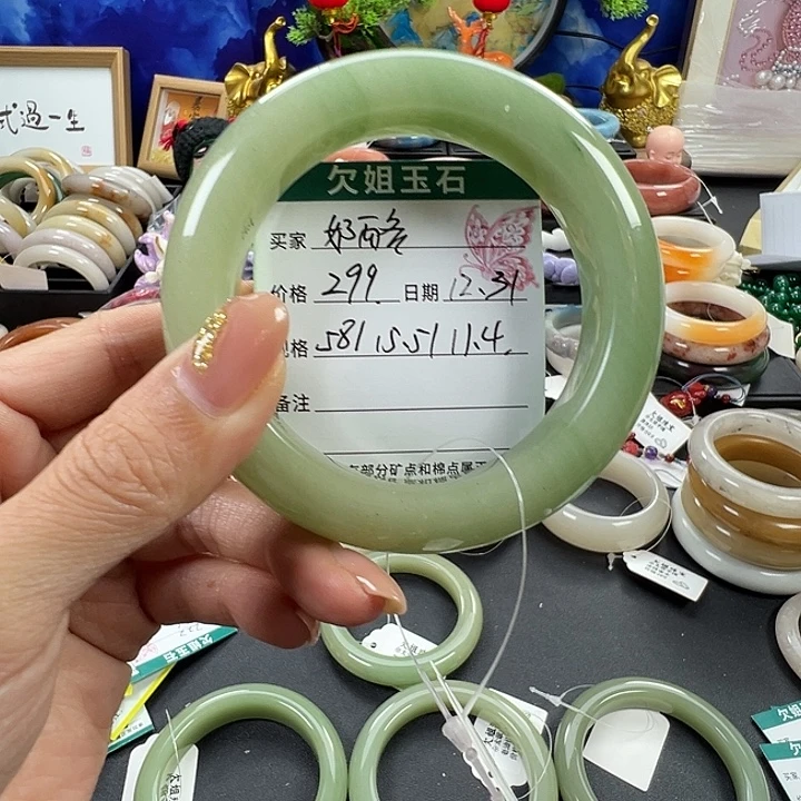 奶****石英质玉未镶嵌手镯