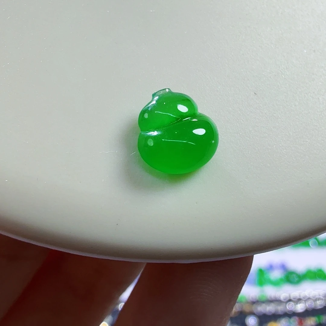 翡翠未镶嵌颈饰绿葫芦