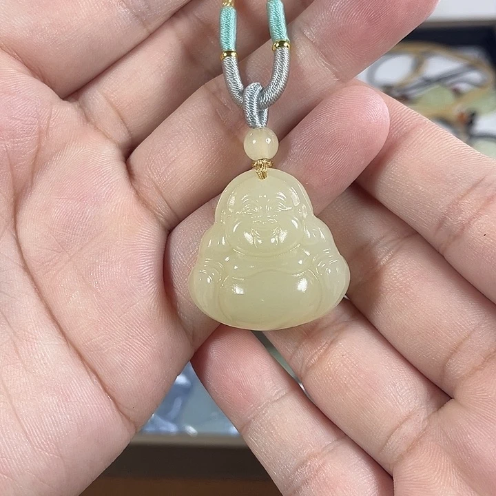 石英质玉未镶嵌颈饰佛公