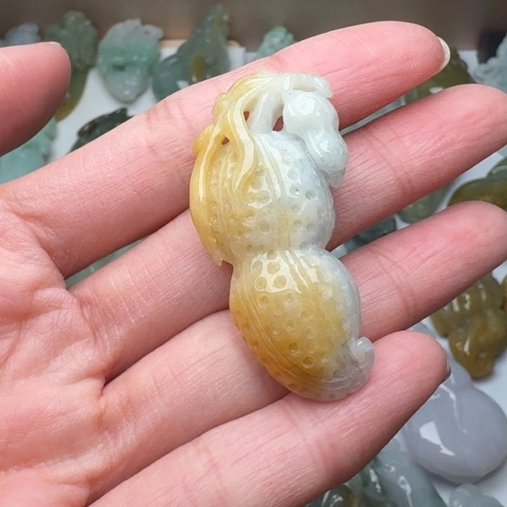 翡翠未镶嵌颈饰花生