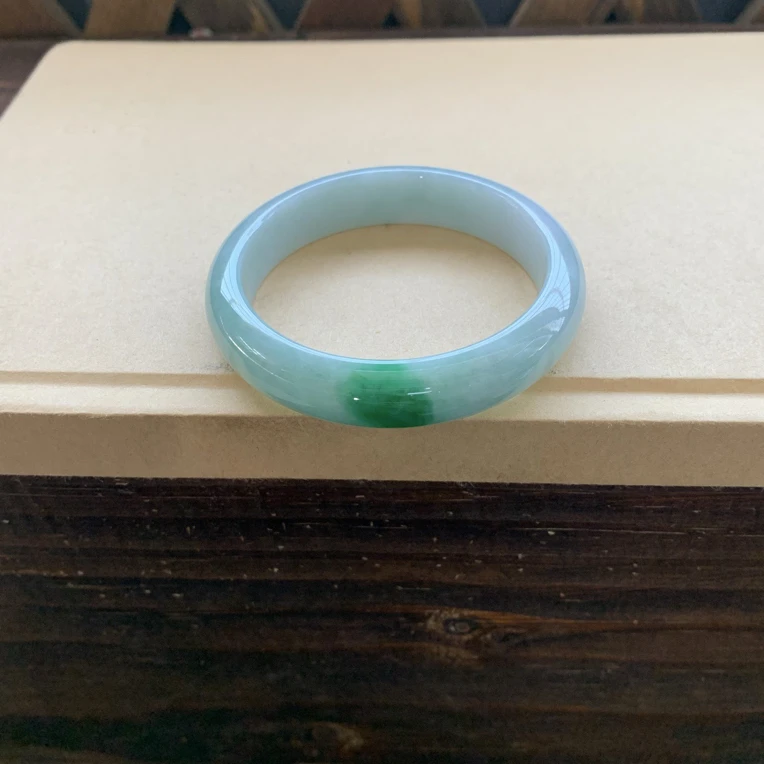 水润细腻阳绿手镯，特价3180圈口53.2-12.1-7.2，天然翡翠缅A小纹