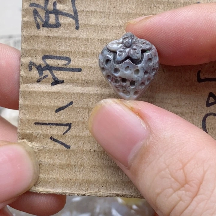 颈饰未镶嵌硅化珊瑚（珊瑚玉）春**明
