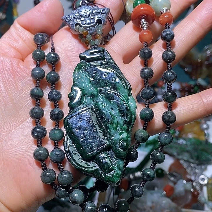 翡翠未镶嵌吊坠(赠链)