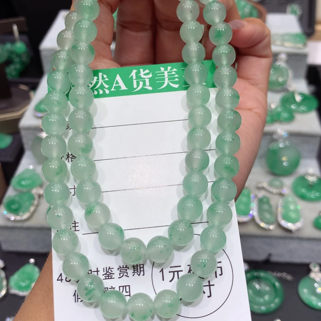 颈饰未镶嵌石英质玉（非洲翠）