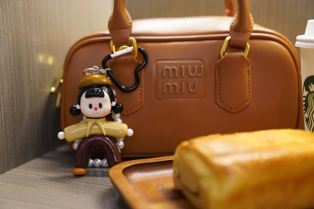 116杏色斜跨手机挂件