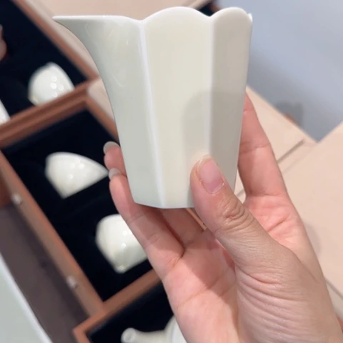 9***་微瑕定瓷花口公道杯