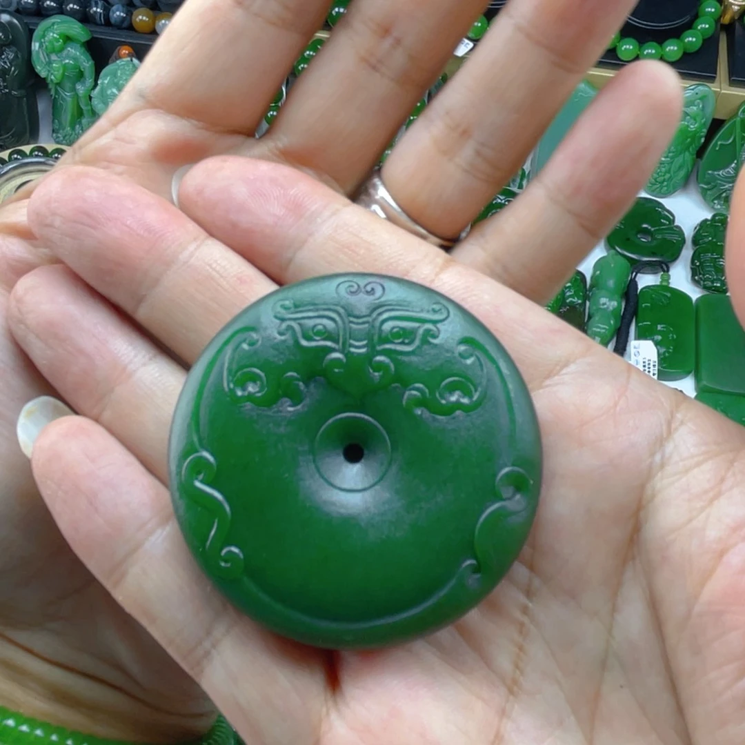 和田玉（碧玉）未镶嵌颈饰能买断不退货的可以聊价格