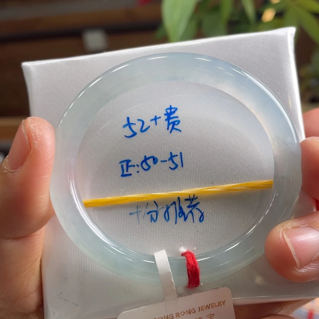 翡翠手镯未镶嵌翡翠
