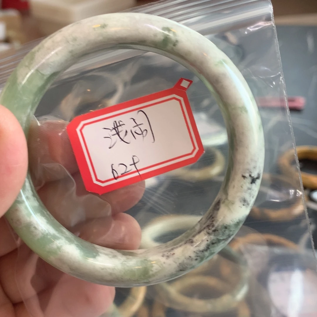 透闪石-蛇纹石玉手镯未镶嵌浅****?