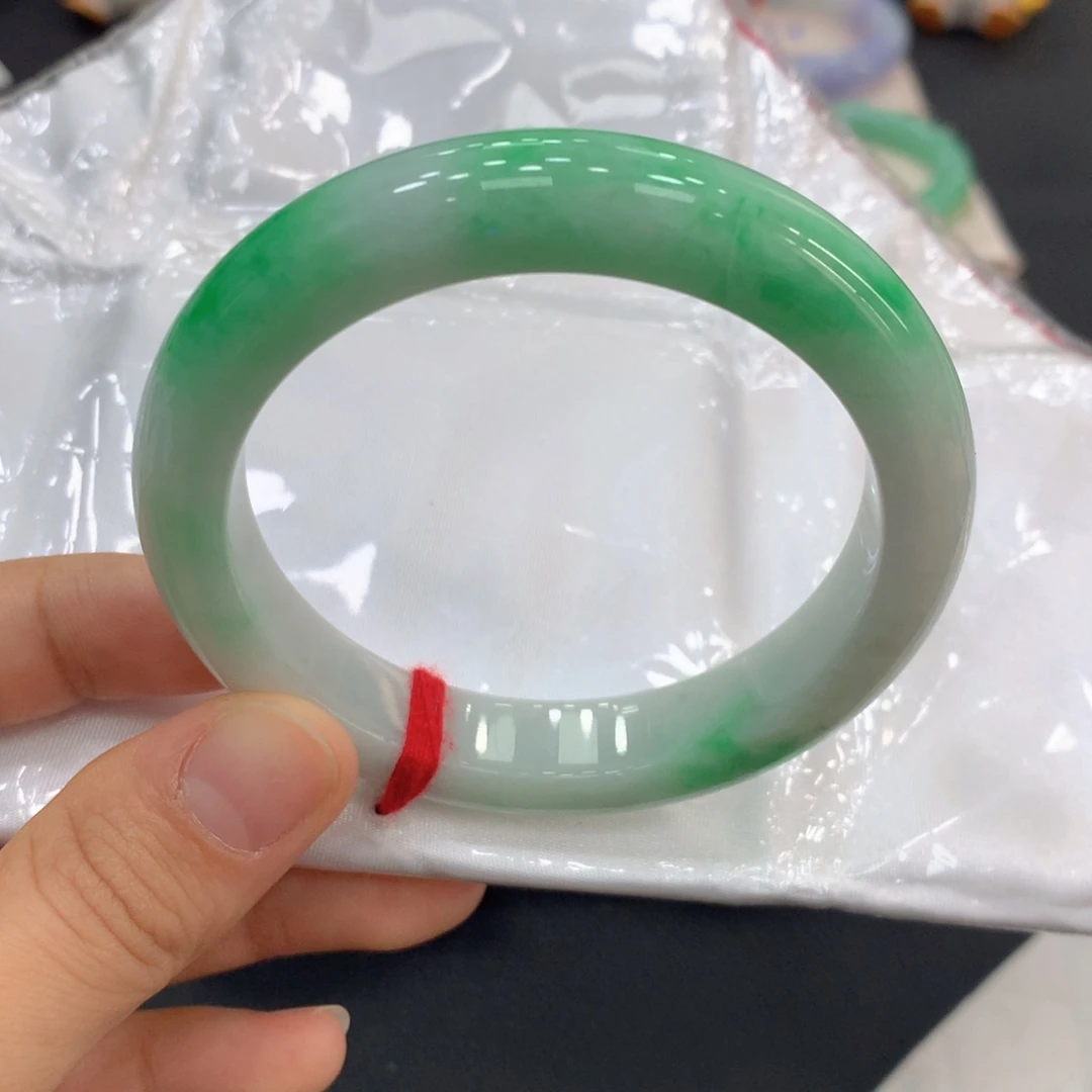 翡翠手镯未镶嵌翡翠