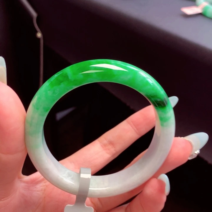 翡翠手镯未镶嵌翡翠