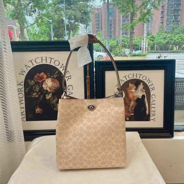 95新 COACH/蔻驰 98新奶茶色老花蔻驰水桶包