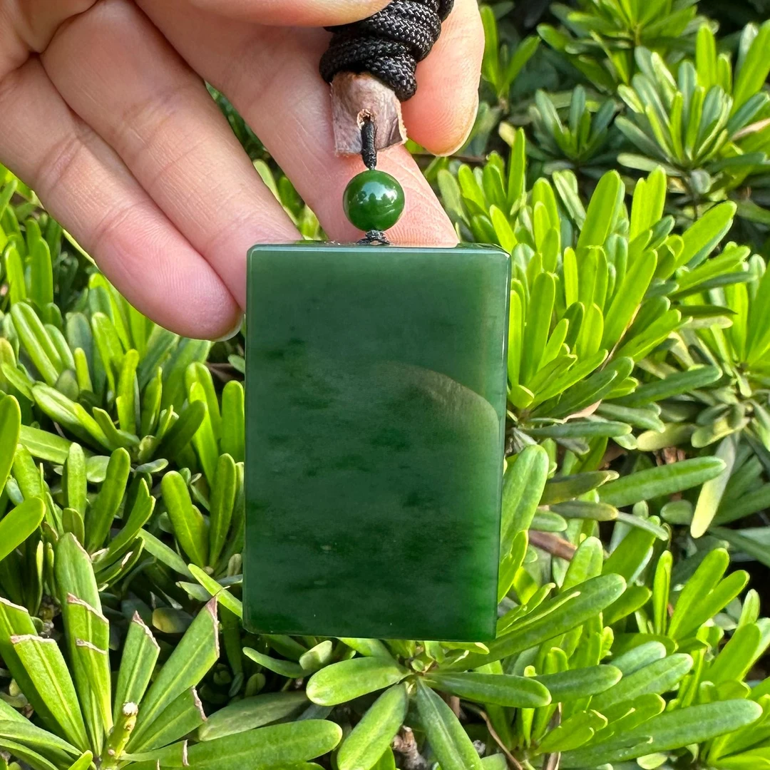 七号矿和田玉阳绿无事牌50尺寸厚10.3（无红皮无黑点）