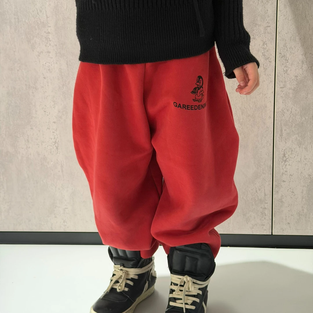 令佳潮牌秋冬儿童中性百搭红色企鹅印花加绒卫裤3253