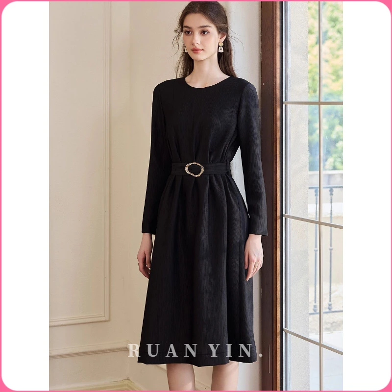 RUAN YIN高级黑色肌理感连衣裙秋季新款气质通勤系带大摆裙