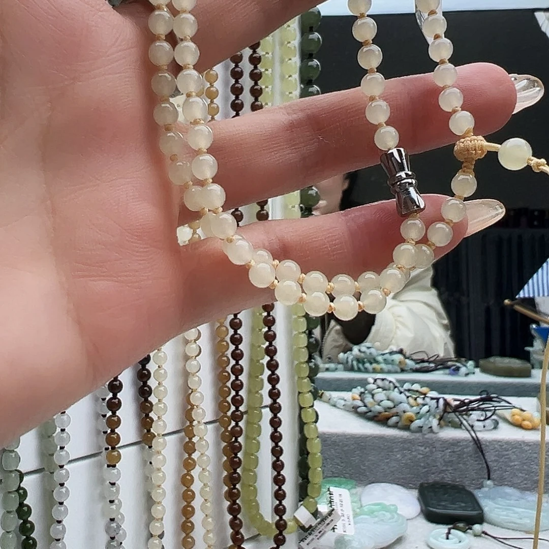 嫣***然和田玉未镶嵌颈饰46厘米长