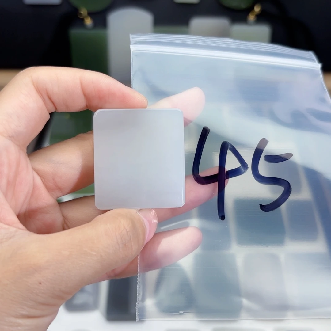 心***己和田玉未镶嵌颈饰