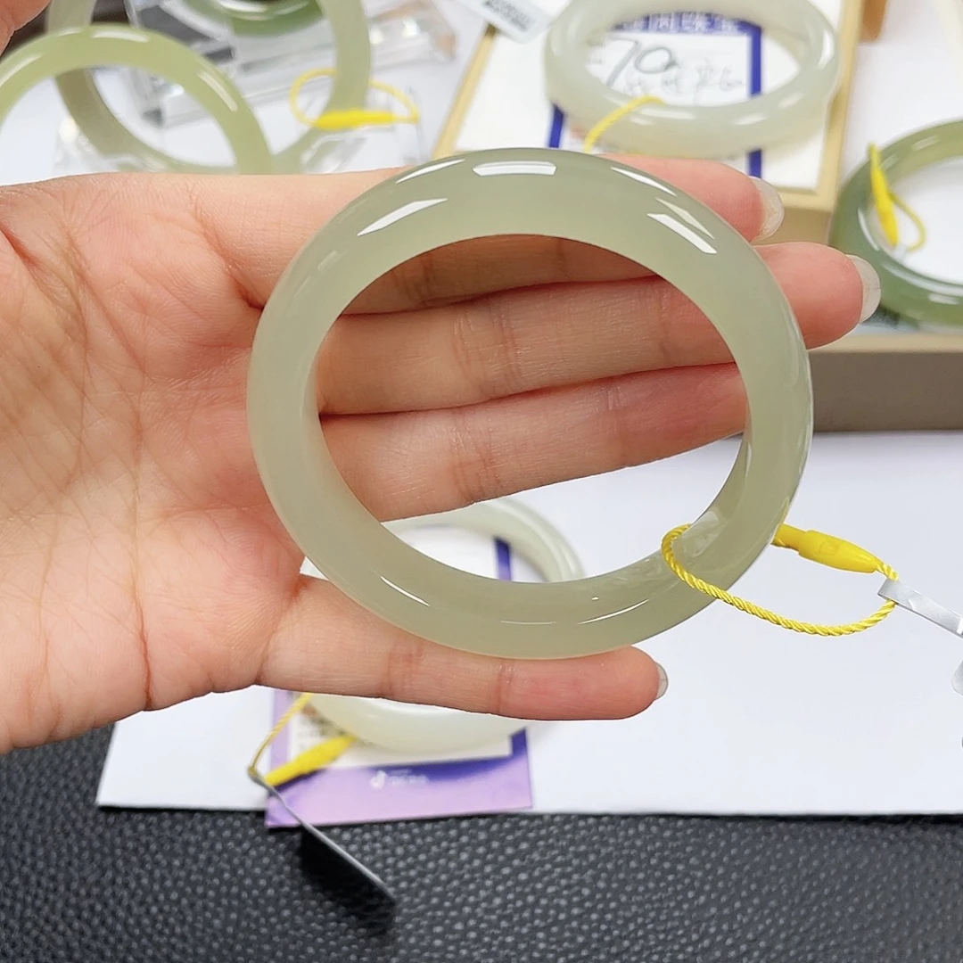 和田玉未镶嵌手镯