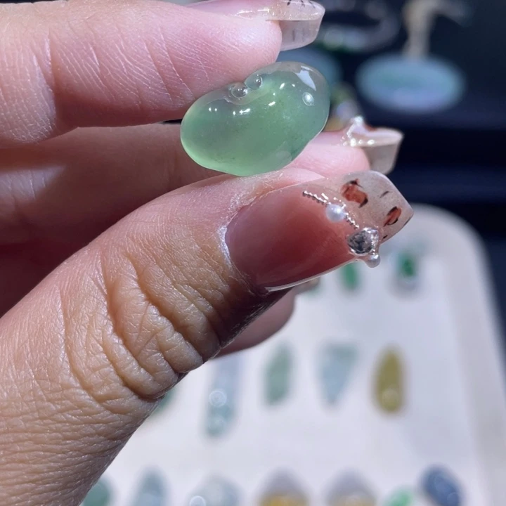 翡翠未镶嵌颈饰如意