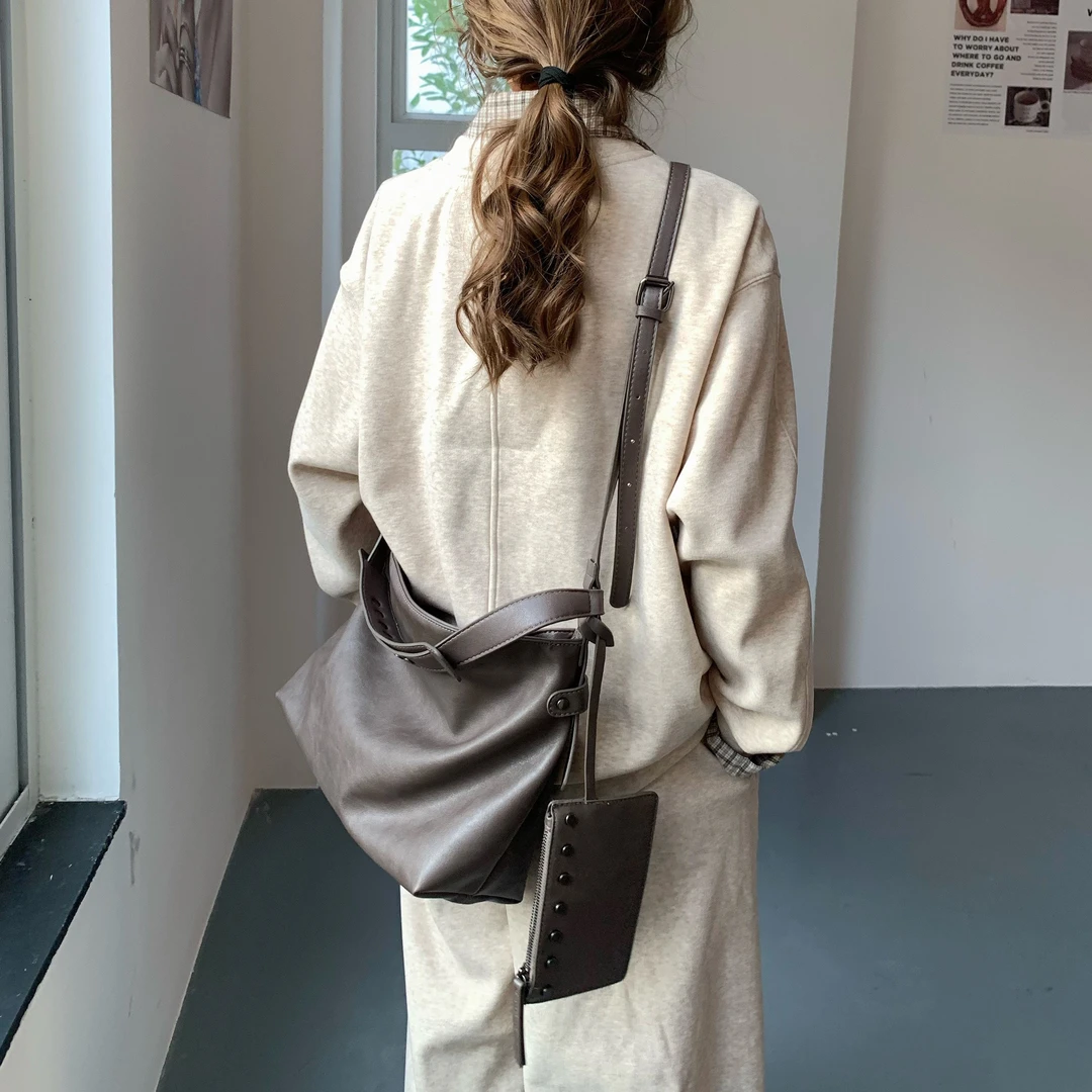 竹笋喵喵 小众铆钉软皮流浪包女2025秋冬日常通勤个性挂件斜挎包