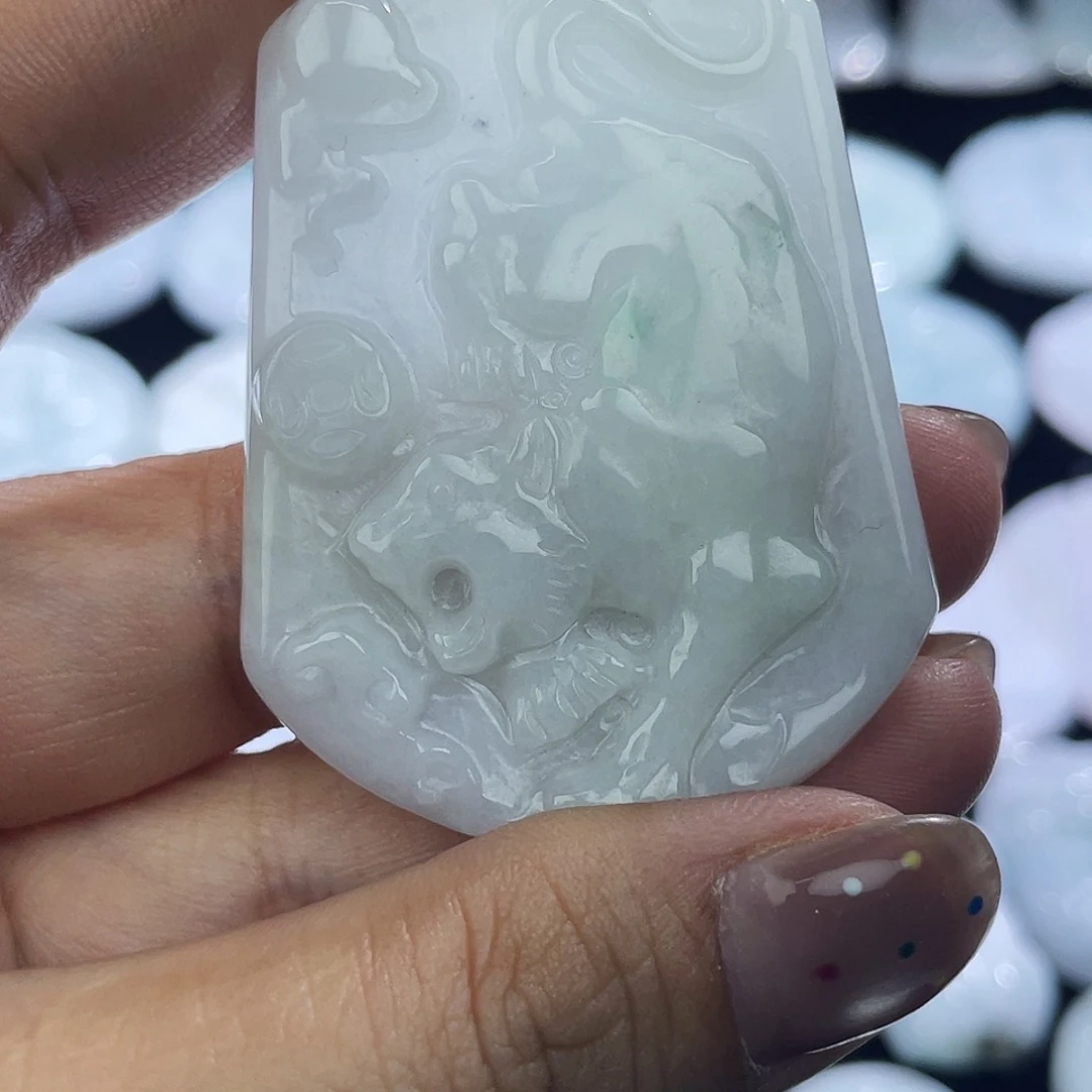 翡翠未镶嵌颈饰虎牌