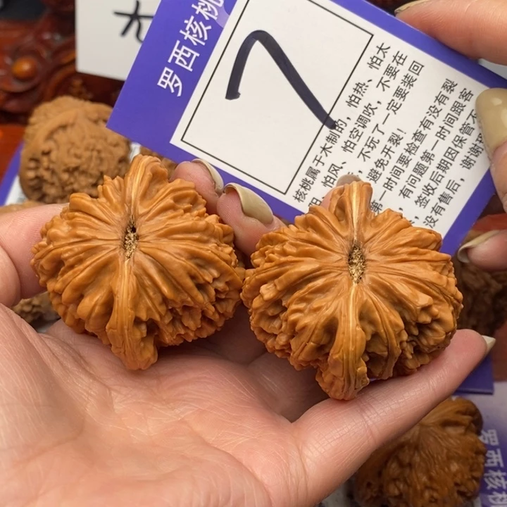 桃核把件45四座楼7号牌