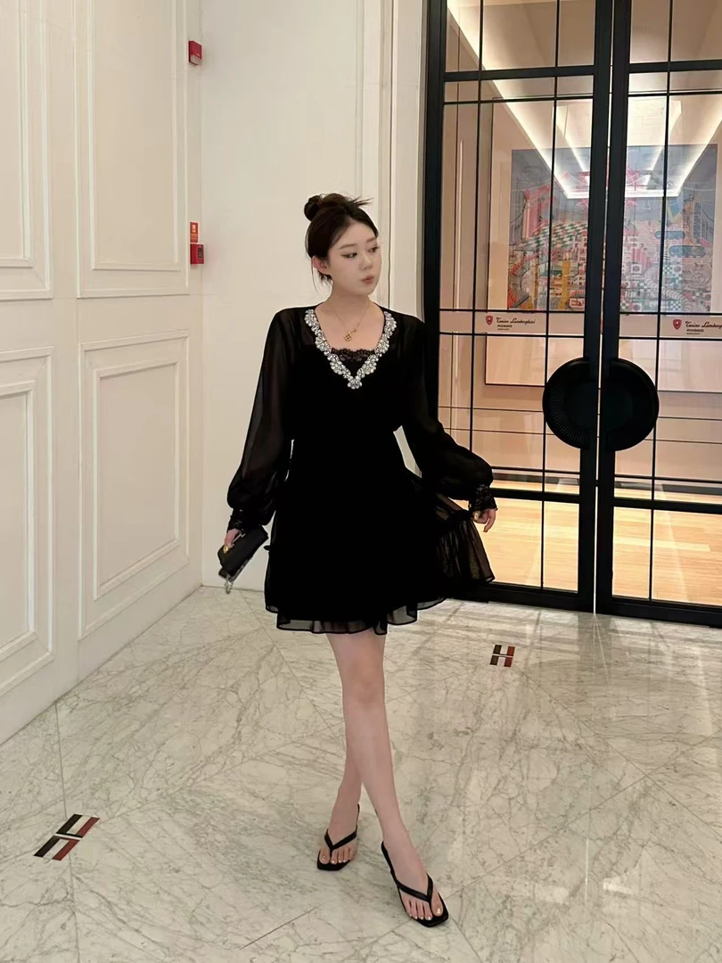 琪琪怪怪大码女装【梦回古早年】法式V领重工气质连衣裙D17189QQ