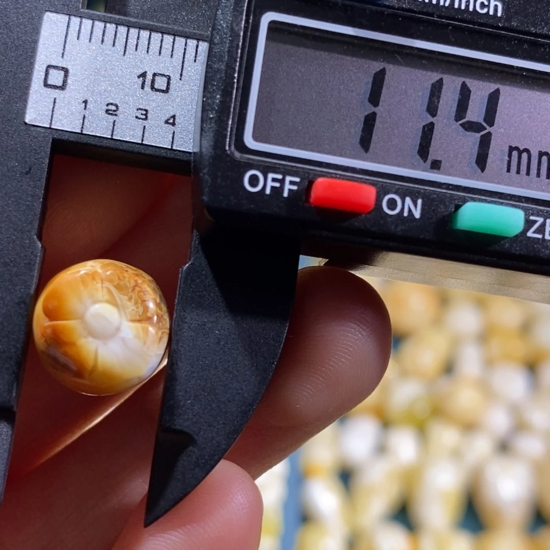 琥珀裸石未镶嵌配饰