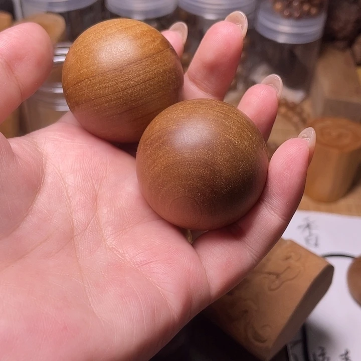 檀香木老山檀香黑肉手球一对