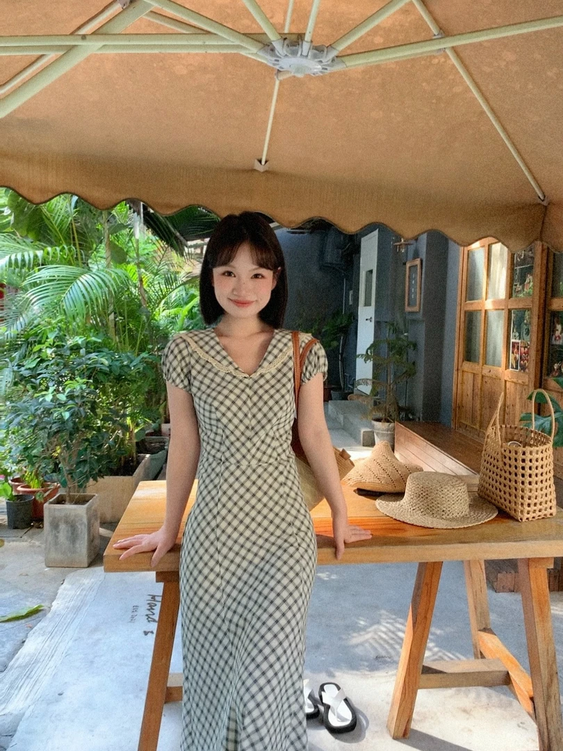 板栗西西【浪漫摩登】夏日设计时尚收腰修身显瘦格纹海军领连衣裙