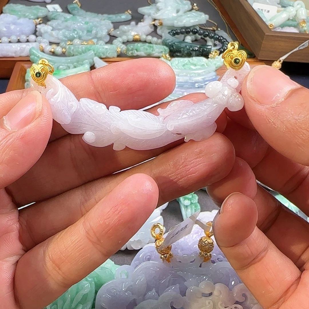 翡翠未镶嵌颈饰小鱼