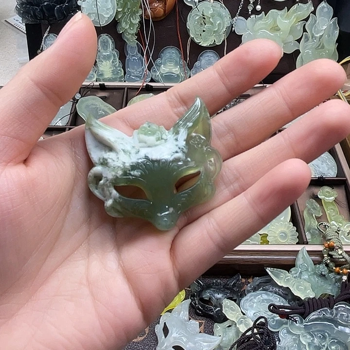 ****人透闪石-蛇纹石玉未镶嵌颈饰