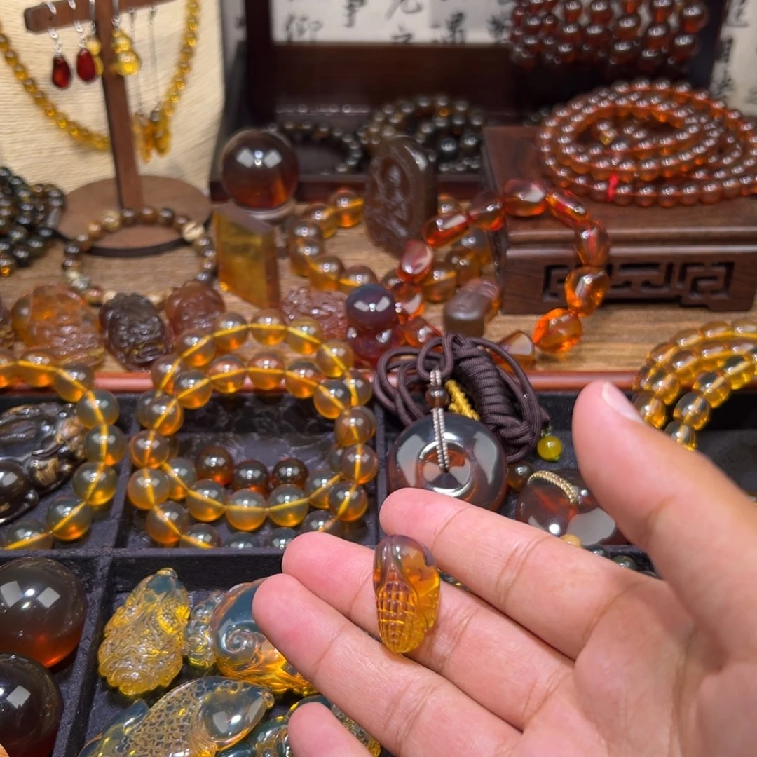 琥珀未镶嵌颈饰玉米