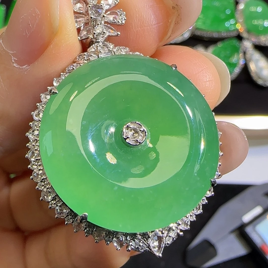 翡翠颈饰18K金镶嵌。