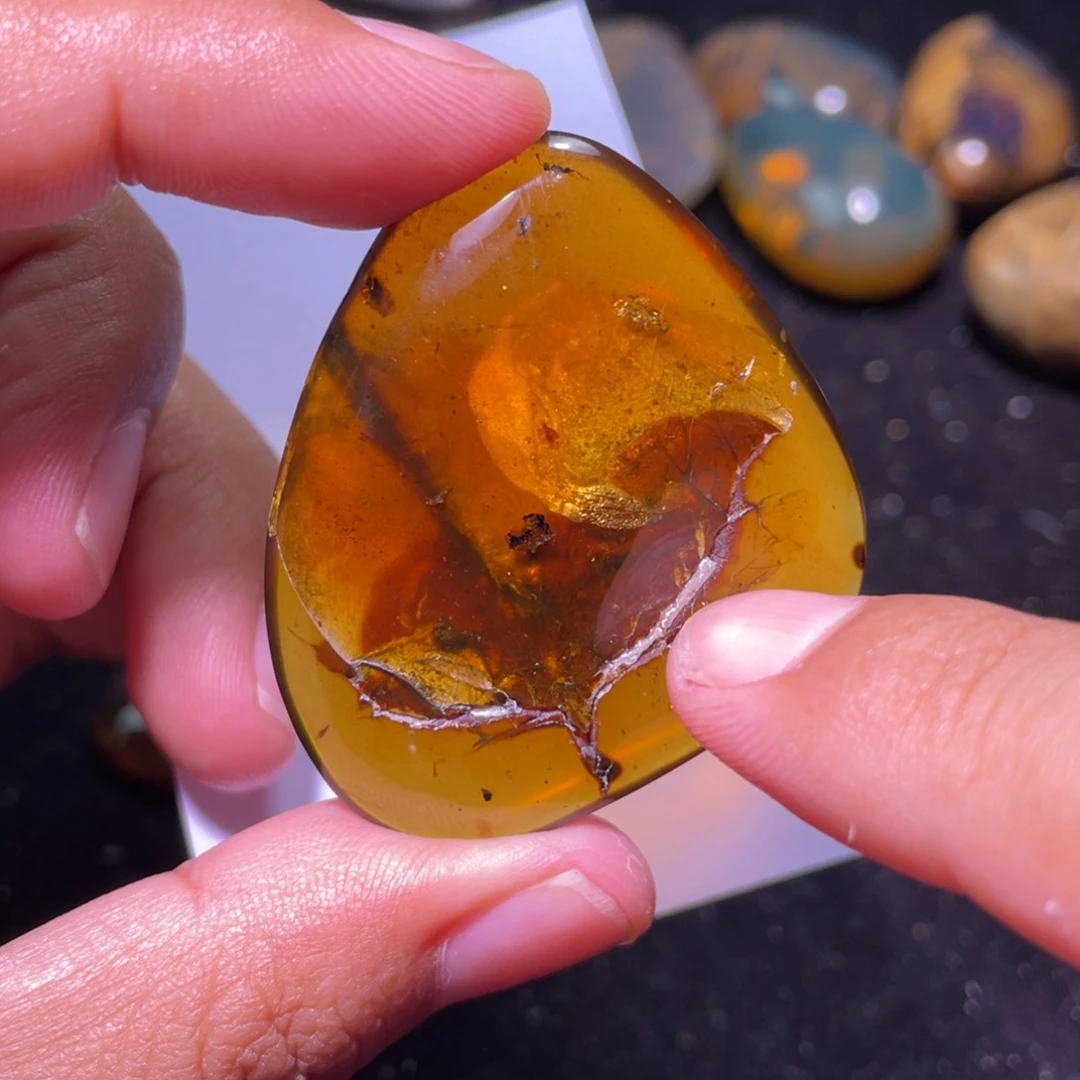 未镶嵌琥珀裸石山*人，