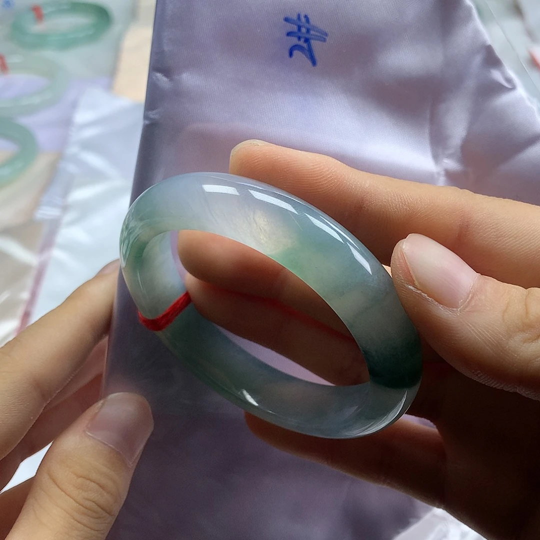 翡翠手镯未镶嵌翡翠