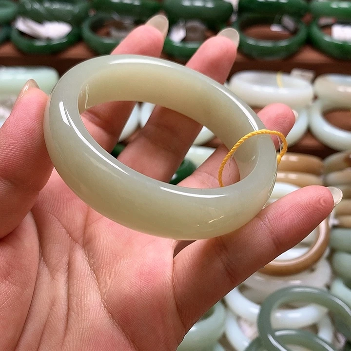 【闪购商品】和田玉手镯未镶嵌坦**对