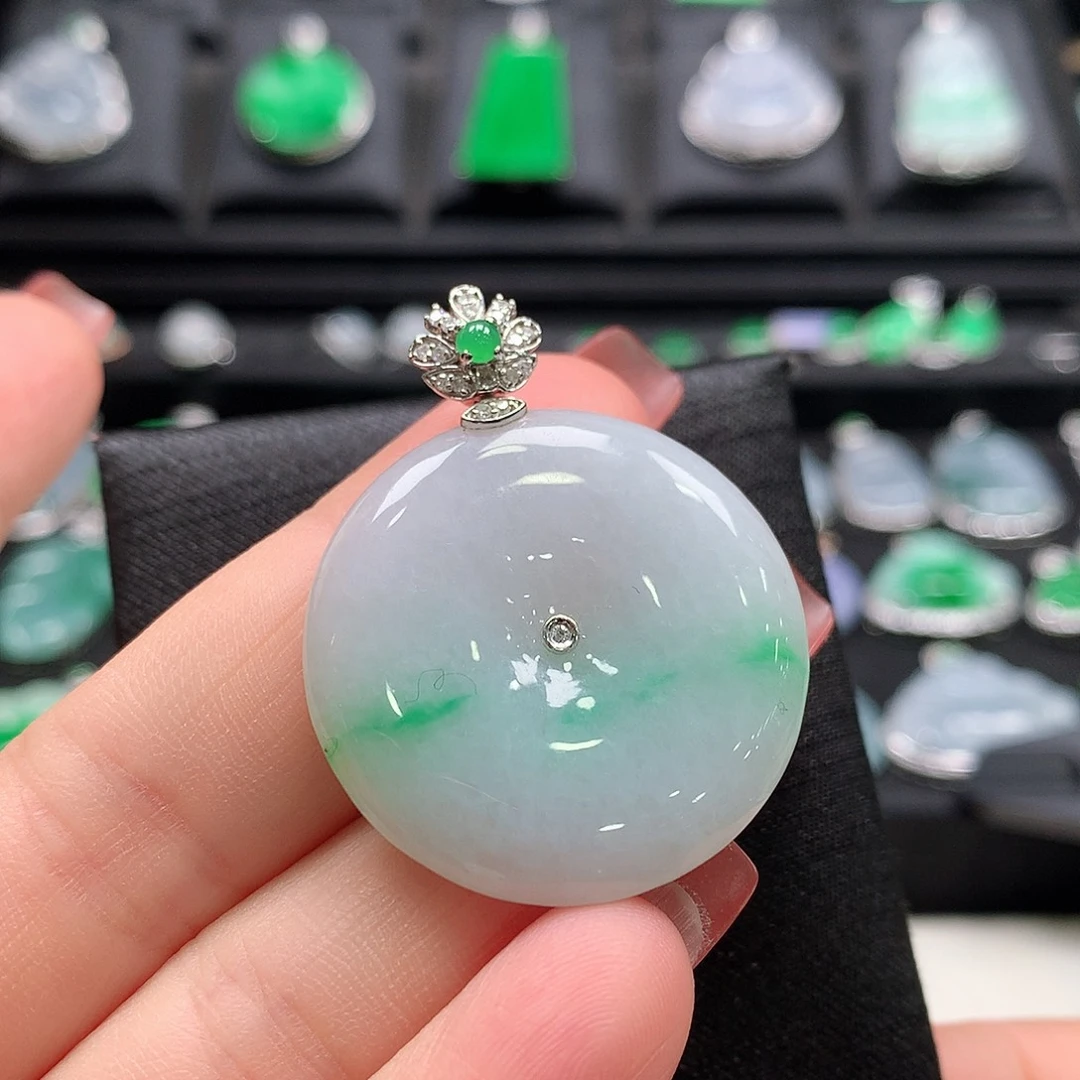 翡翠18K金镶嵌颈饰平安扣